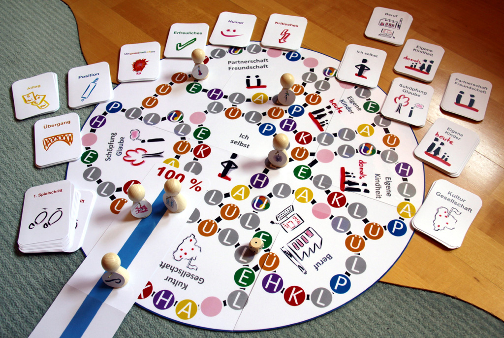bunte karten und spielfiguren auf tisch mit brettspiel