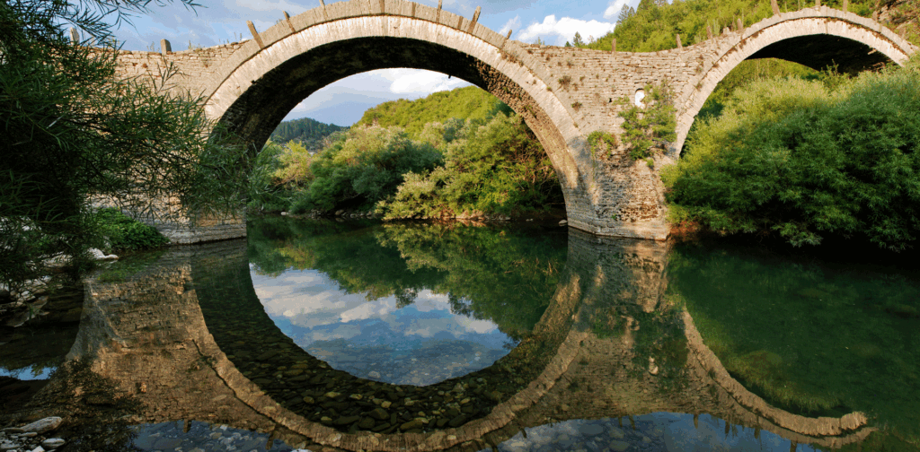 Reifezeit alte stabile Brücke über ruhigem Wasser